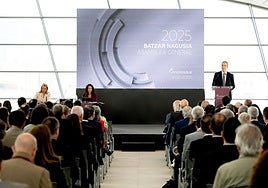 Imanol Rego, de pie a la derecha, durante su intervención en la asamblea general de Innobasque.