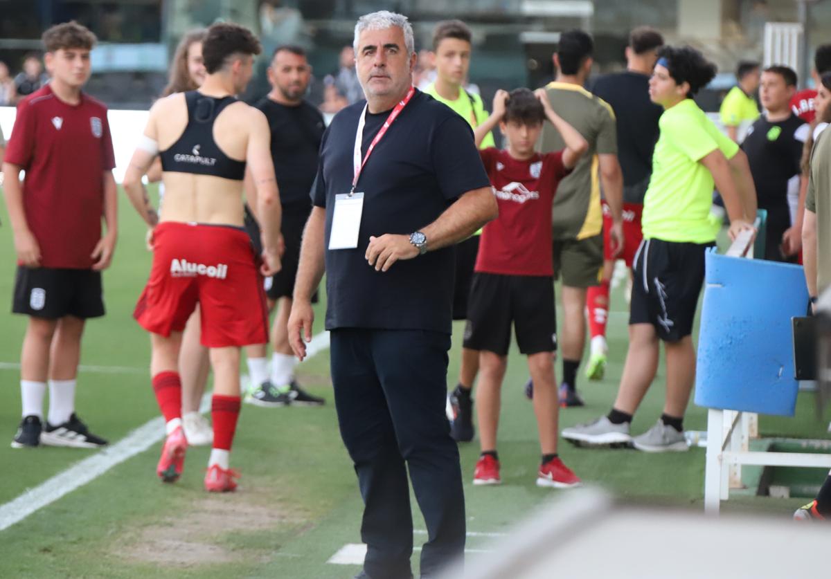 Alfredo Merino continuará en el Mirandés hasta junio de 2027