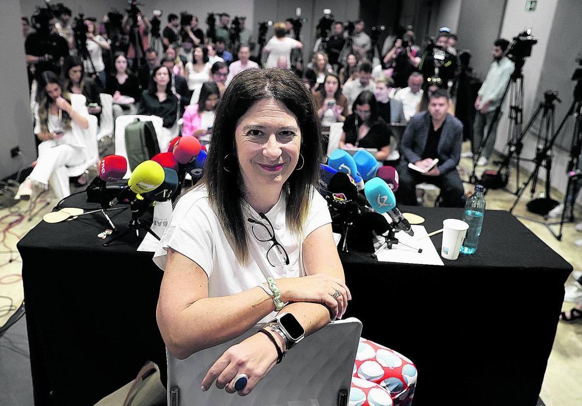 Leire Díez posa para los fotógrafos antes del comienzo de su comparecencia.