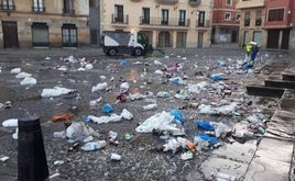 Imagen de los restos de un botellón en Durango en el casco viejo.