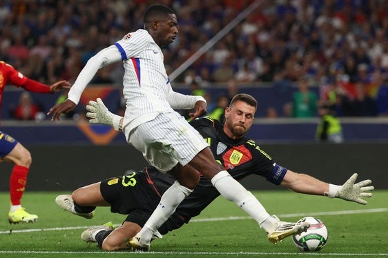 Unai Simón frena a Dembelé en una acción de la primera parte,
