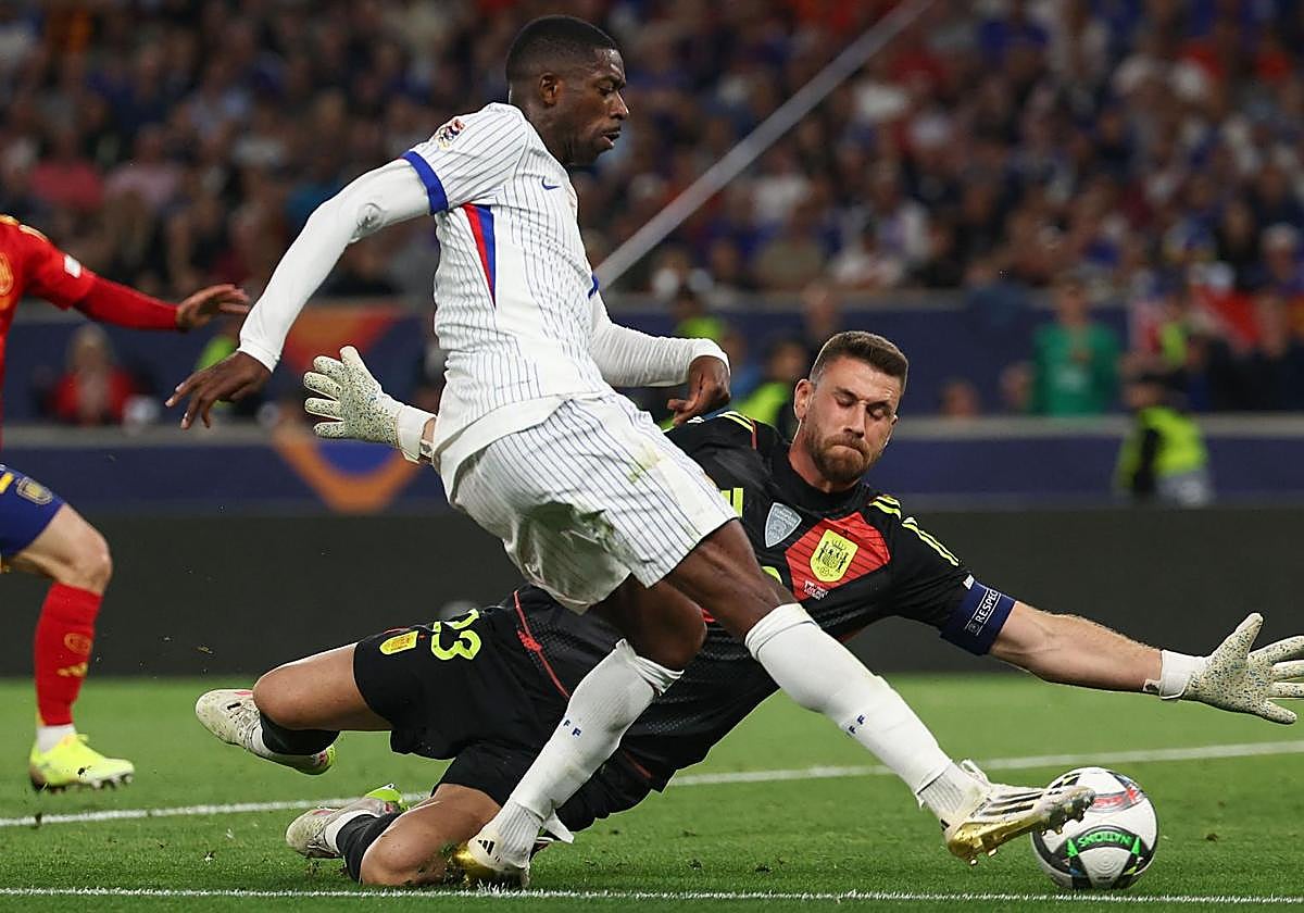 Unai Simón frena a Dembelé en una acción de la primera parte,