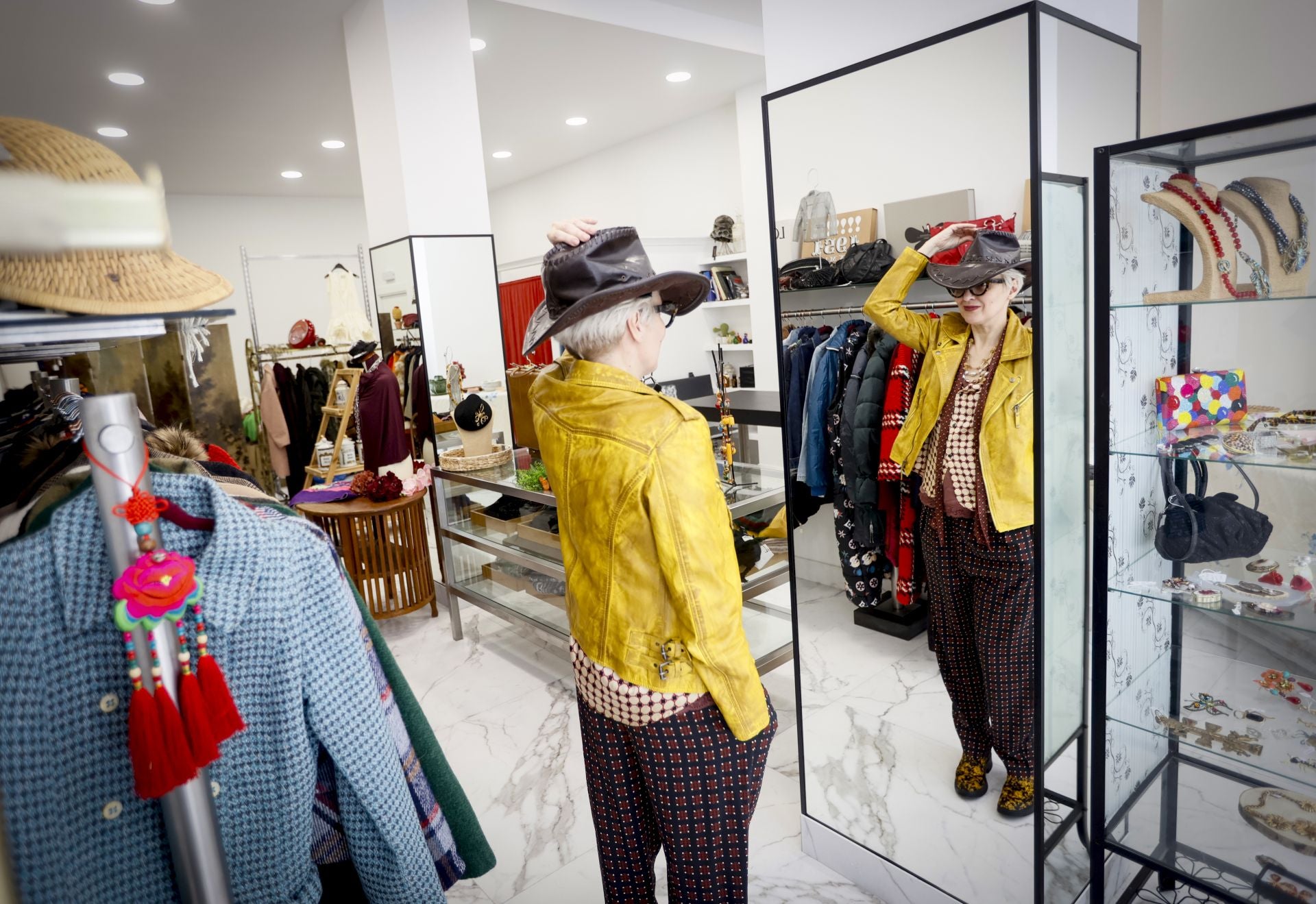 La nueva tienda &#039;vintage&#039; de Elvira en el centro de Bilbao: ropa de firma, jarrones de Manises, lámparas setenteras...