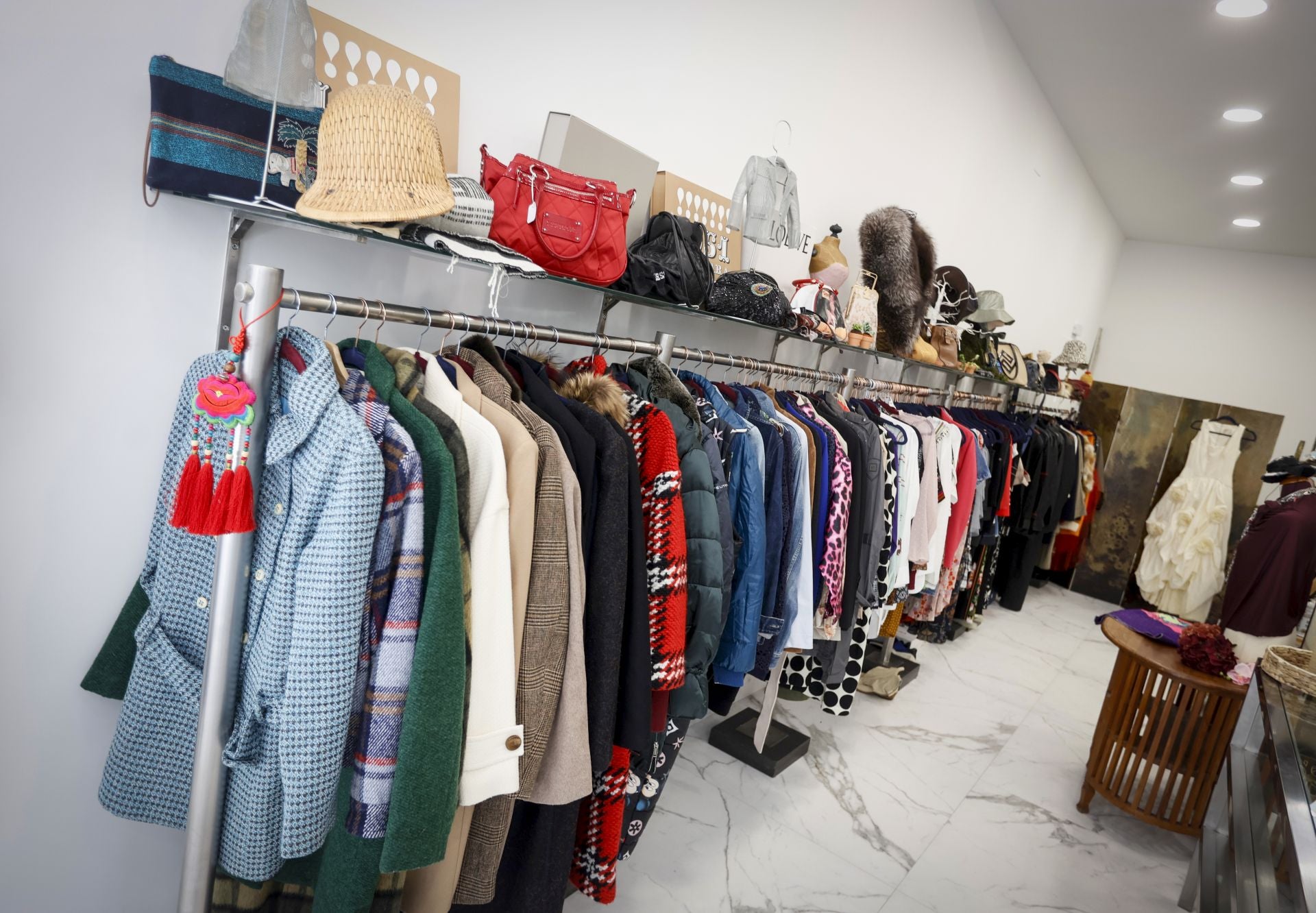 La nueva tienda &#039;vintage&#039; de Elvira en el centro de Bilbao: ropa de firma, jarrones de Manises, lámparas setenteras...
