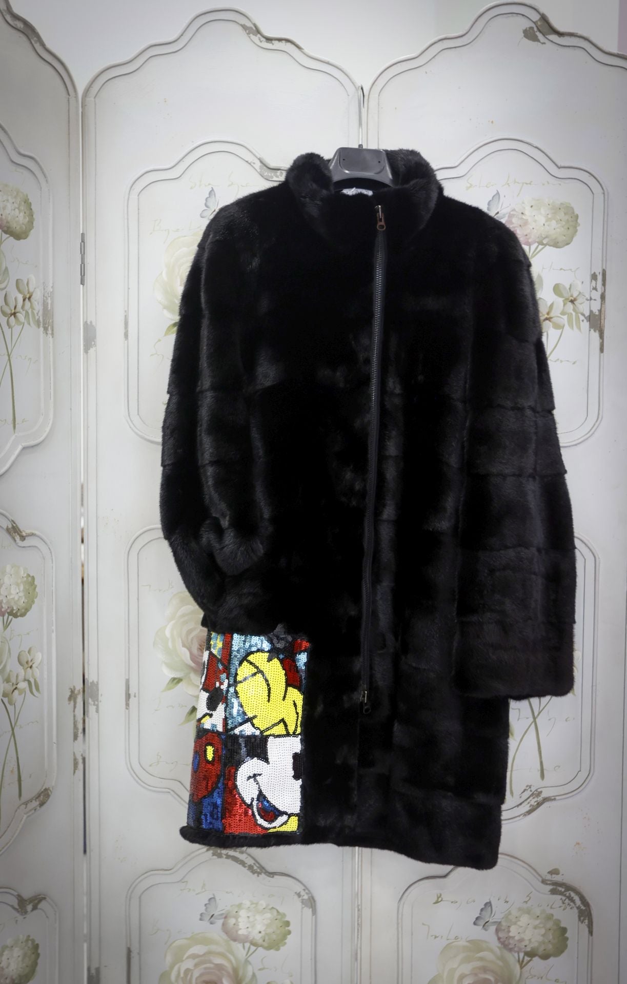 La nueva tienda &#039;vintage&#039; de Elvira en el centro de Bilbao: ropa de firma, jarrones de Manises, lámparas setenteras...