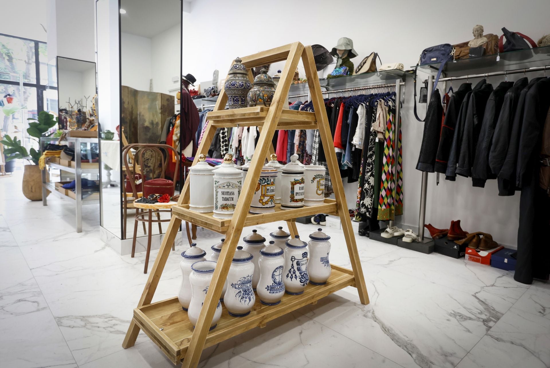 La nueva tienda &#039;vintage&#039; de Elvira en el centro de Bilbao: ropa de firma, jarrones de Manises, lámparas setenteras...