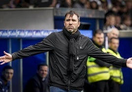 Coudet gesticula durante un partido del Alavés.
