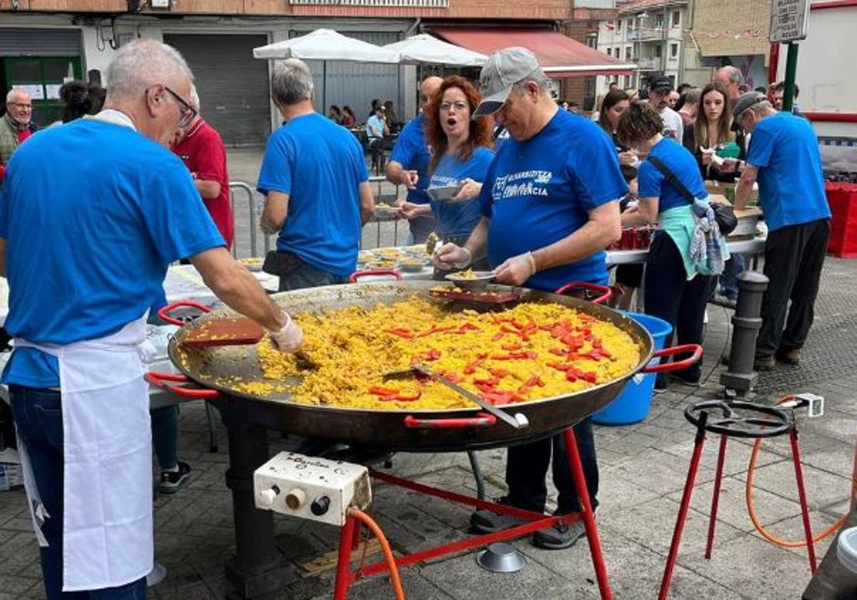Paellada popular en una edición anterior de las fiestas de Berezikoetxe.