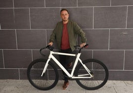 David Fernández posa con una bici a la que ha colocado uno de los sillines de Blink Saddles.