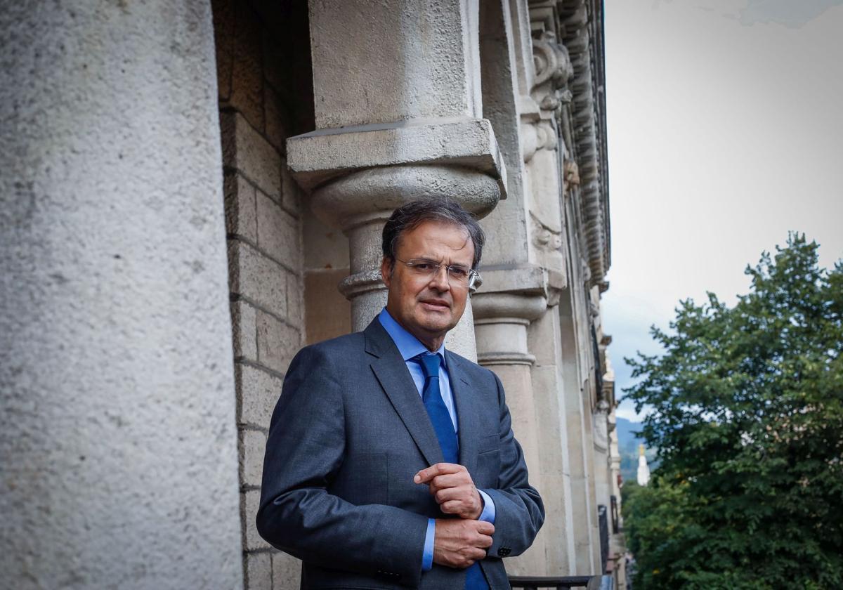 «No vamos a pedir más euskera en Osakidetza», dice el consejero de Salud