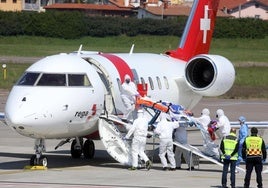 Una médico cuenta cómo es el traslado de un paciente en avión ambulancia: «Hacemos turnos para dormir 15 minutos»