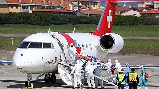 Una médico cuenta cómo es el traslado de un paciente en avión ambulancia: «Hacemos turnos para dormir 15 minutos»