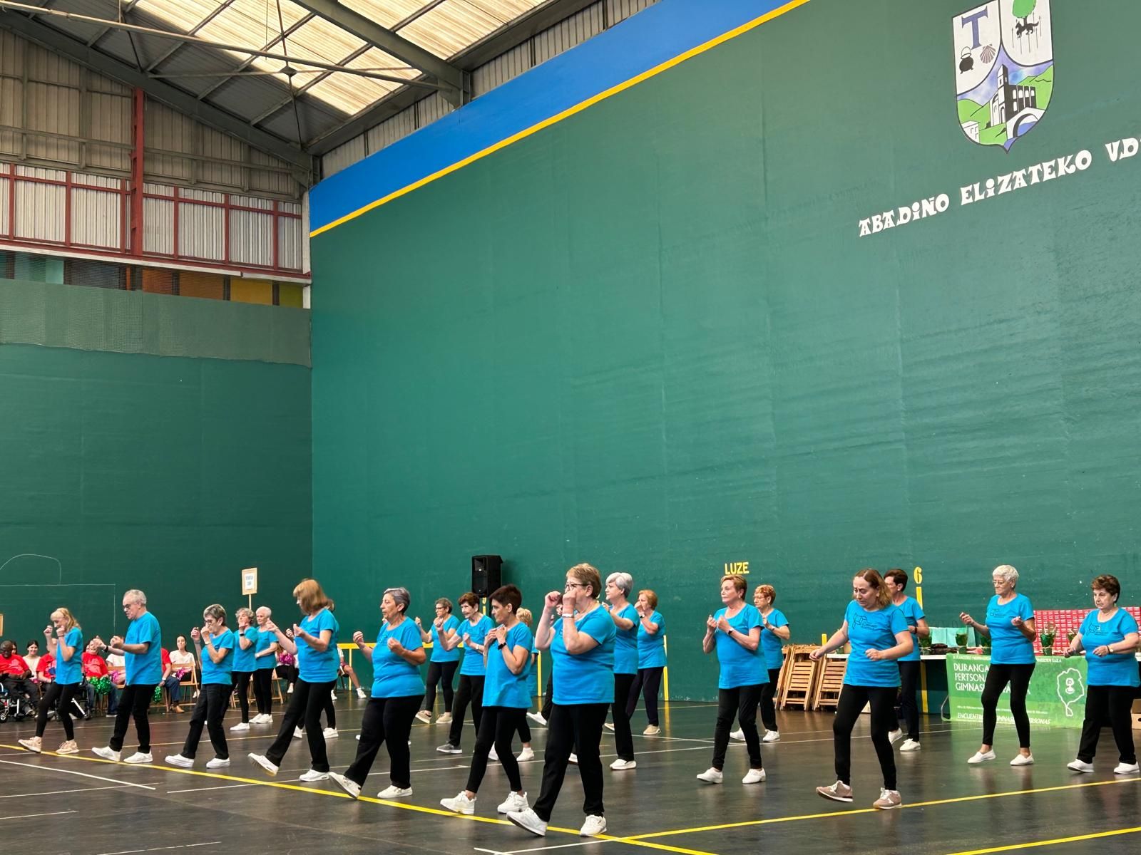 Abadiño vibra con el encuentro de gimnasia de personas mayores