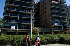 Cortinas de cristal instaladas en el bloque de la calle Ballets Ollaeta.