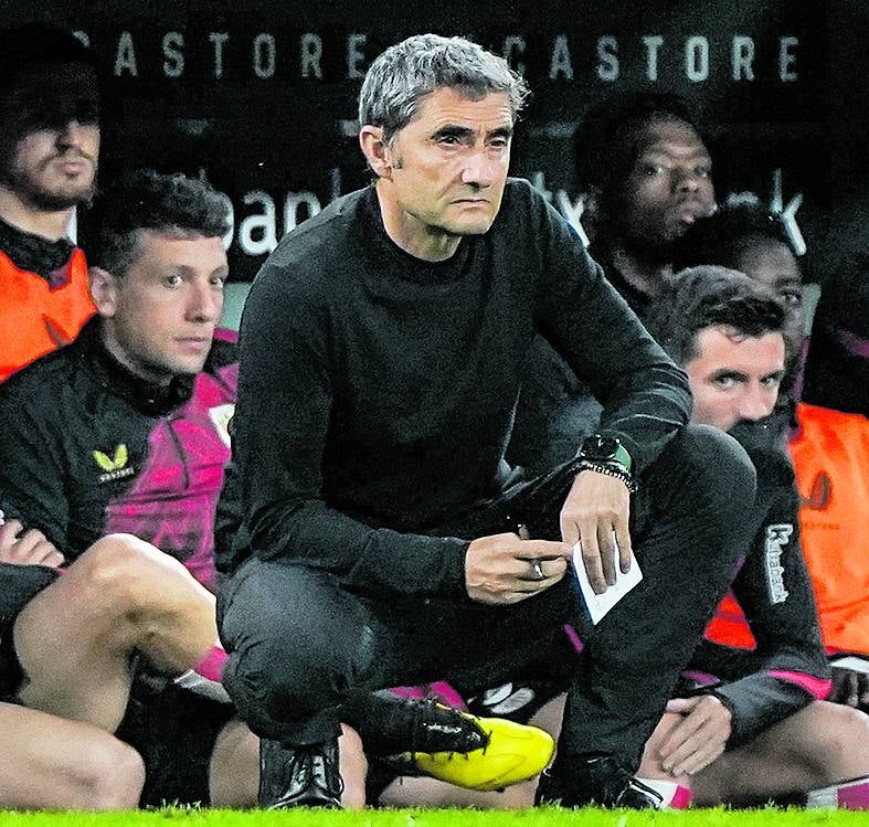 Ernesto Valverde, en la banda durante un partido.