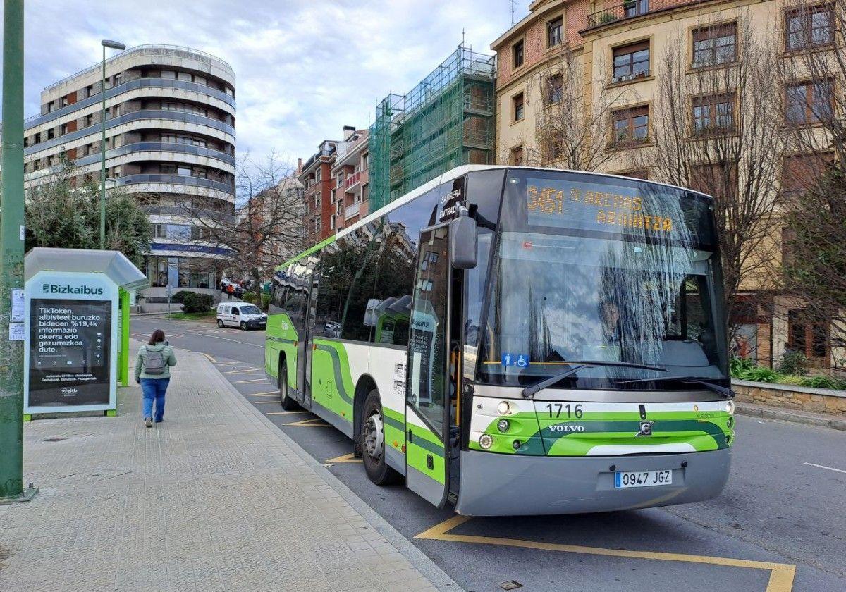 Un autobús se detiene en una de las paradas del centro de Algorta.