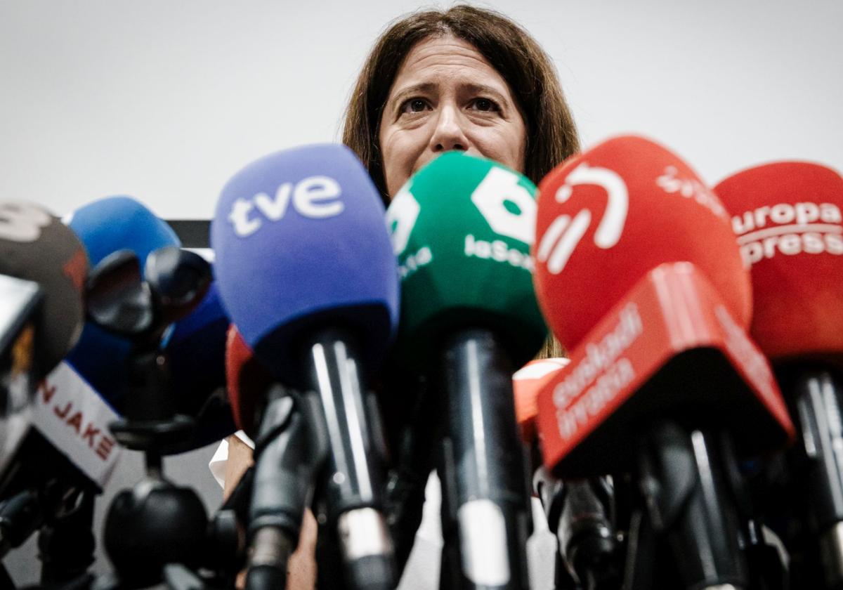 Leire Díaz, semioculta tras los micrófonos en su multitudinaria rueda de prensa.