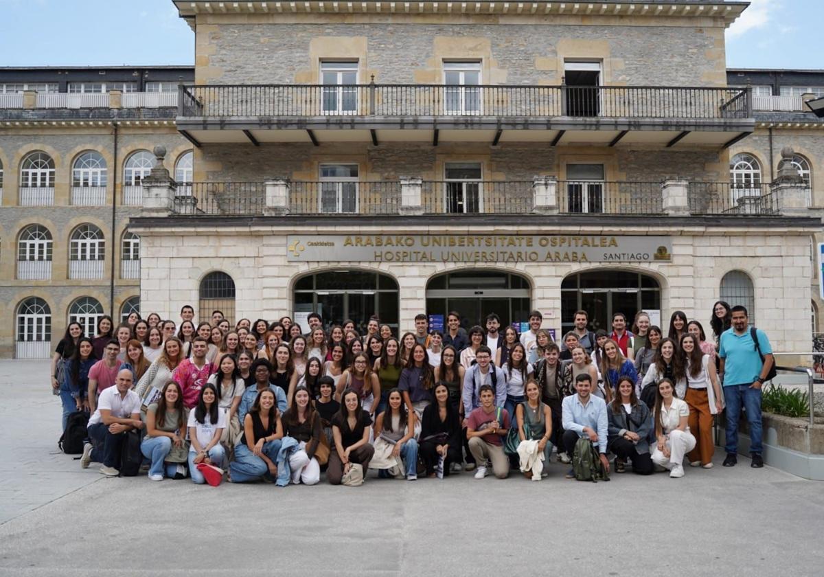 Foto de familia de los residentes en el exterior del HUA Santiago.
