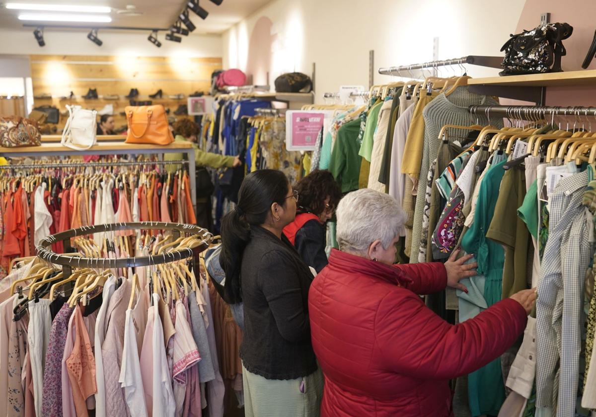 Los vitorianos reciclan 924 toneladas de ropa usada, de las que el 16% se emplean para generar electricidad