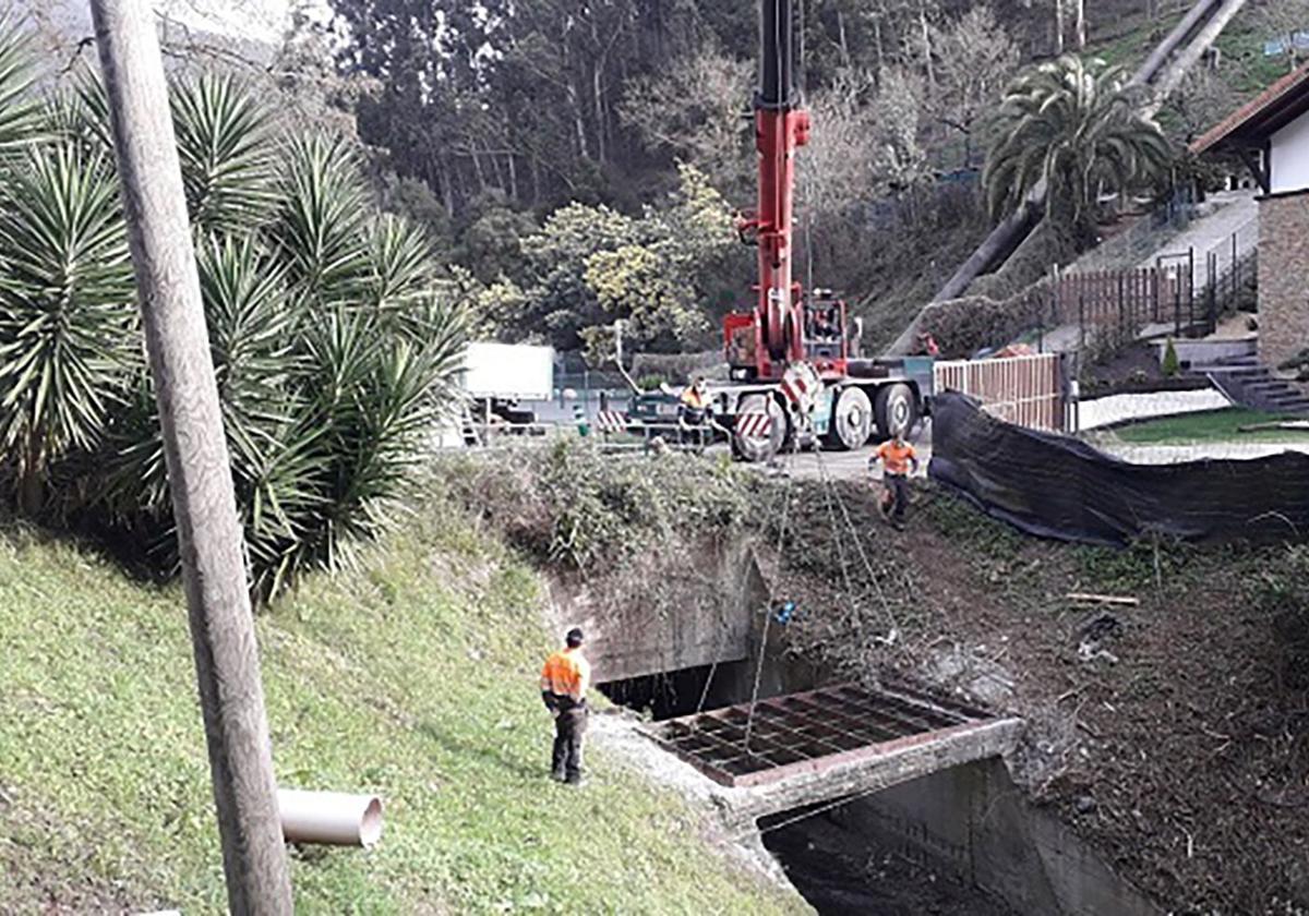 Obras llevadas a cabo por URA en el arroyo, parte del cual discurre soterrado.