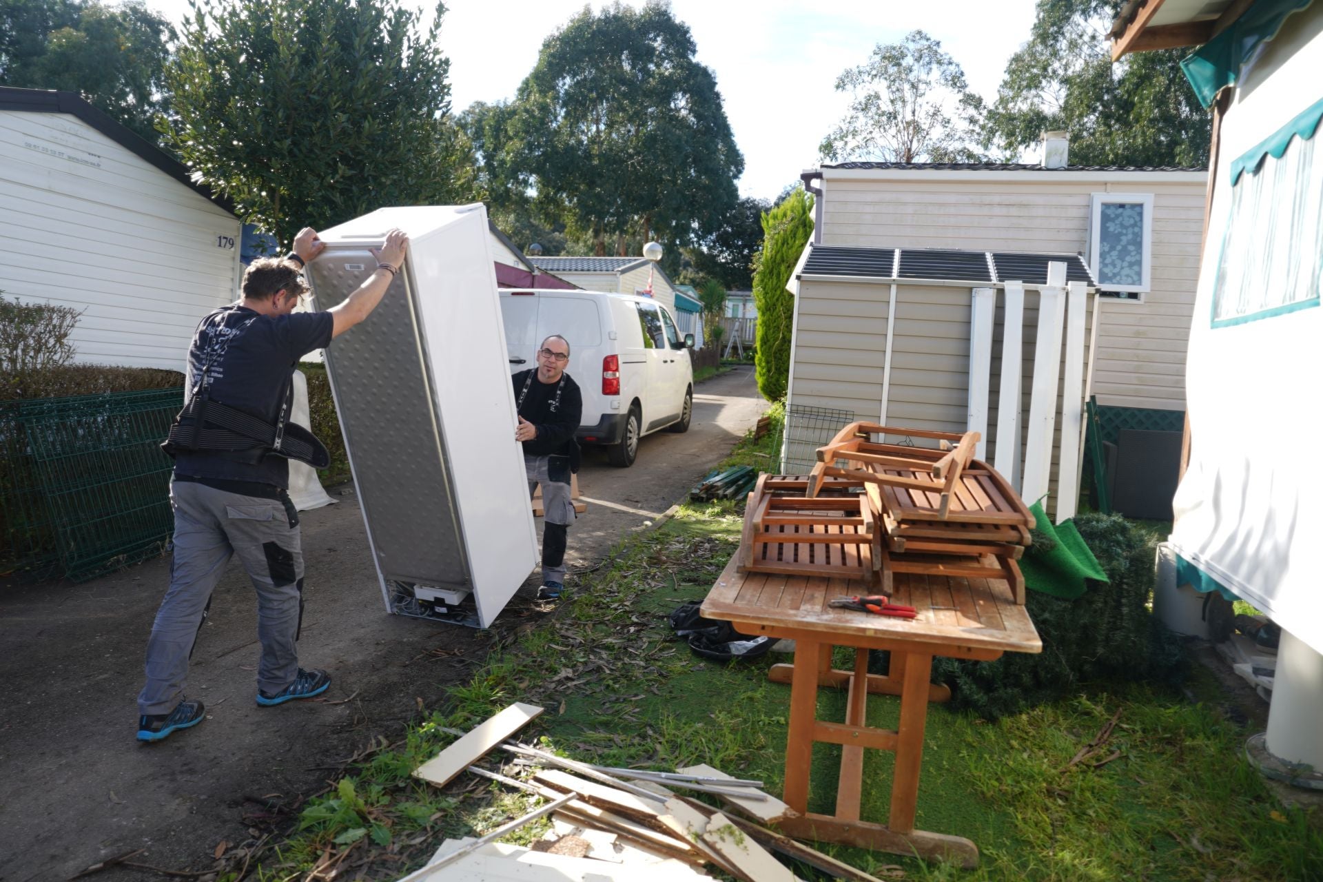 Víctor y Roberto, campistas vizcaínos afectados, retiraron sus pertenencias de los módulos en febrero.