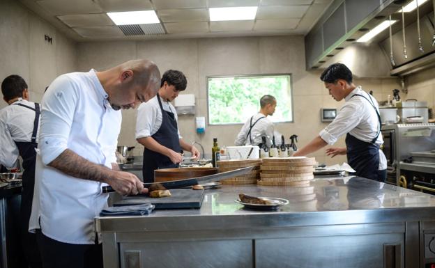 Silencio total y concentración a la hora de preparar los alimentos en la cocina.