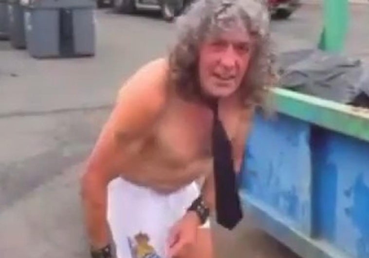 Un empleado tira toda su ropa de trabajo a la basura en su último día