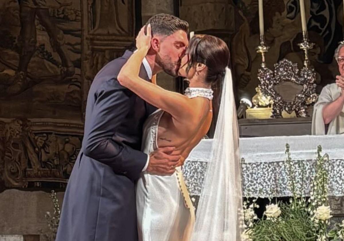 Omar Montes, fuegos artificiales, música flamenca, un piano cubierto de flores... Así fue la boda de cuento de Unai Núñez y Cintia Roldán