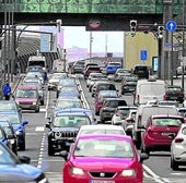 Numerosos coches acceden y abandonan el centro de Bilbao por San Mamés.