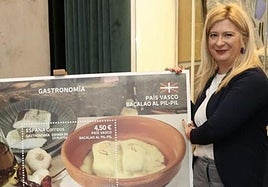 Leire Díez Castro en la presentación del sello del bacalao al pilpil en Bilbao durante su etapa como directora de Filatelia de Correos.