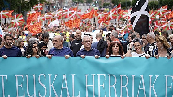 Miles de personas reivindican en Bilbao el derecho a decidir