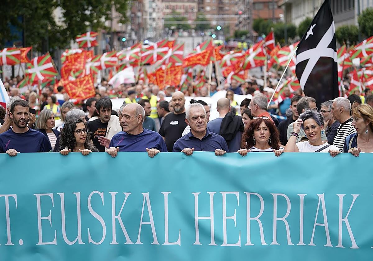 La manifestación ha partido a media tarde desde La Casilla y ha recorrido Autonomía y Hurtado de Amézaga hasta el Ayuntamiento.