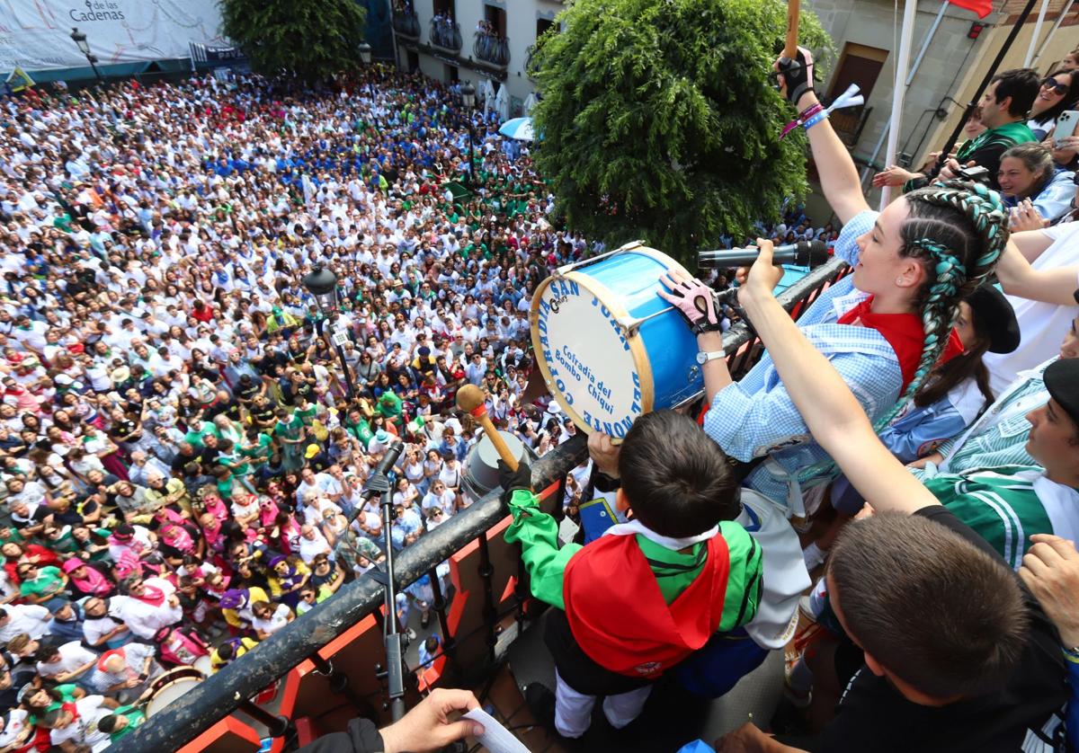 Mario Santos y Noa Barrasa, maza en mano ante una plaza abarrotada.