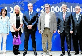 Juan Echano, Laura Gómez, Marta Areizaga, Hipólito Suárez, Juan Mari Aburto, José Ramón Intxaurbe, Joaquín Giménez y Jesús Riaño.