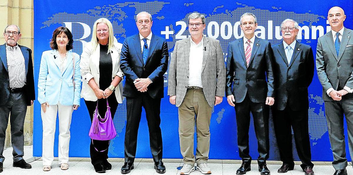 Juan Echano, Laura Gómez, Marta Areizaga, Hipólito Suárez, Juan Mari Aburto, José Ramón Intxaurbe, Joaquín Giménez y Jesús Riaño.