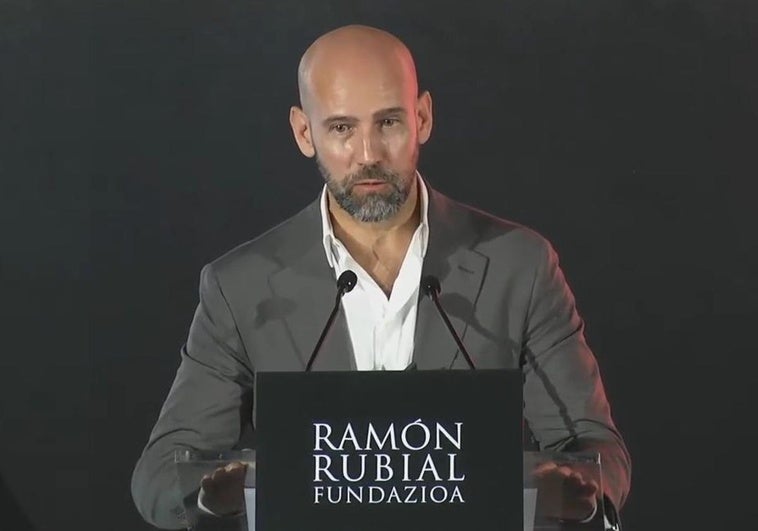 Gonzalo Miró defiende el euskera en Bilbao: «Para que no penséis que en Madrid somos todos igual de catetos»