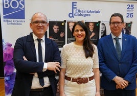 Iñigo Alberdi, gerente de la BOS; Leixuri Arrizabalaga, diputada de Cultura, y Gonzalo Olabarria, concejal del ramo en el Ayuntamiento.