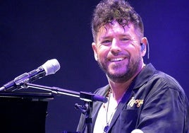 Pablo con su camisa de Nagoya.