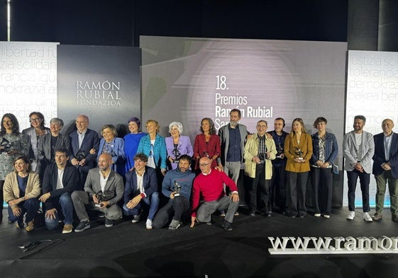 Foto de familia de los galardonados con los premios Ramón Rubial.