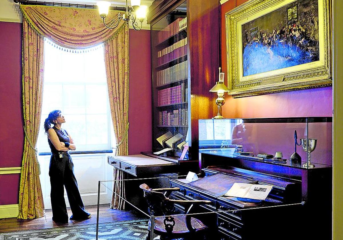 La decoración interior remite a los años 1837-1839, cuando Dickens vivió allí.