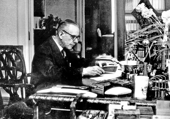 El escritor, trabajando en su despacho en una imagen de sus últimos años.