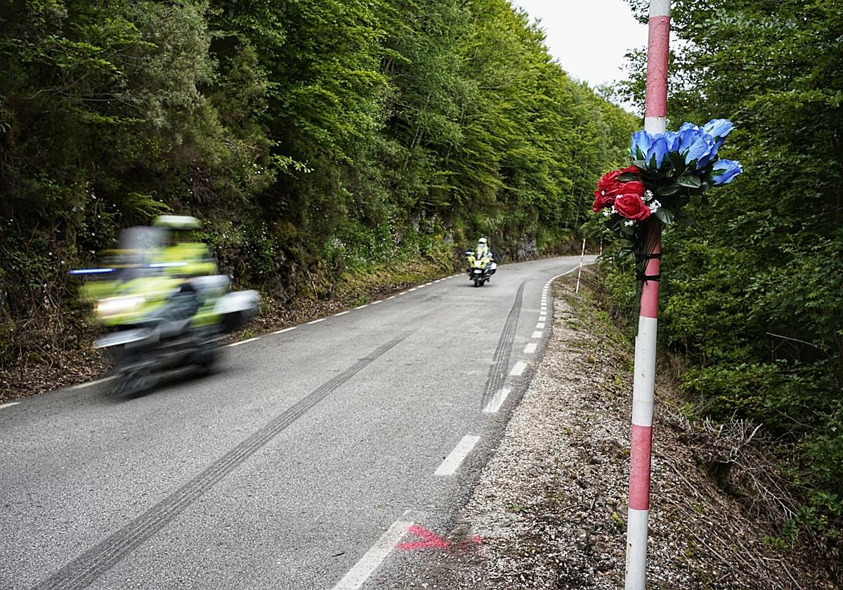 Una patrulla motorizada de la Guardia Civil, junto al lugar del accidente del pasado fin de semana.