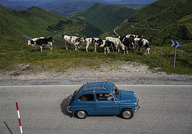 Un 600 pasa por Estacas de Trueba.