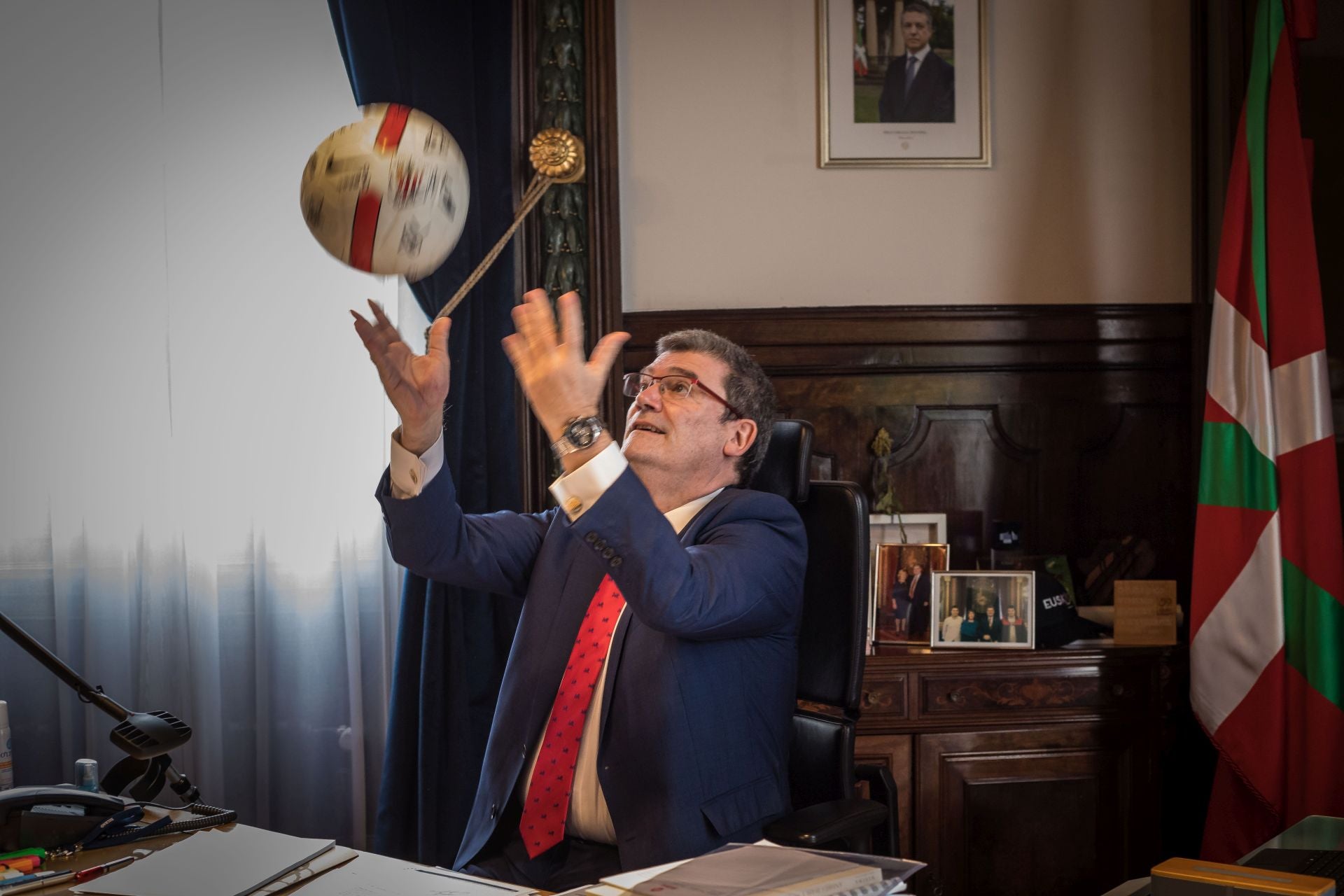 Aburto en su despacho con un balón firmado por los jugadores del Athletic, una de sus grandes pasiones.