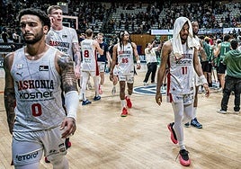 Los jugadores del Baskonia, cabizbajos tras la derrota en Badalona.