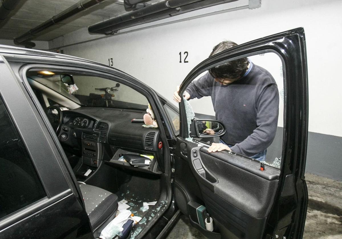 Roban en 23 coches aparcados en dos garajes comunitarios de Vitoria