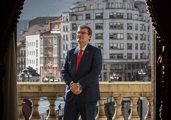 Juan Mari Aburto posa en la balconada del Ayuntamiento tras una entrevista.