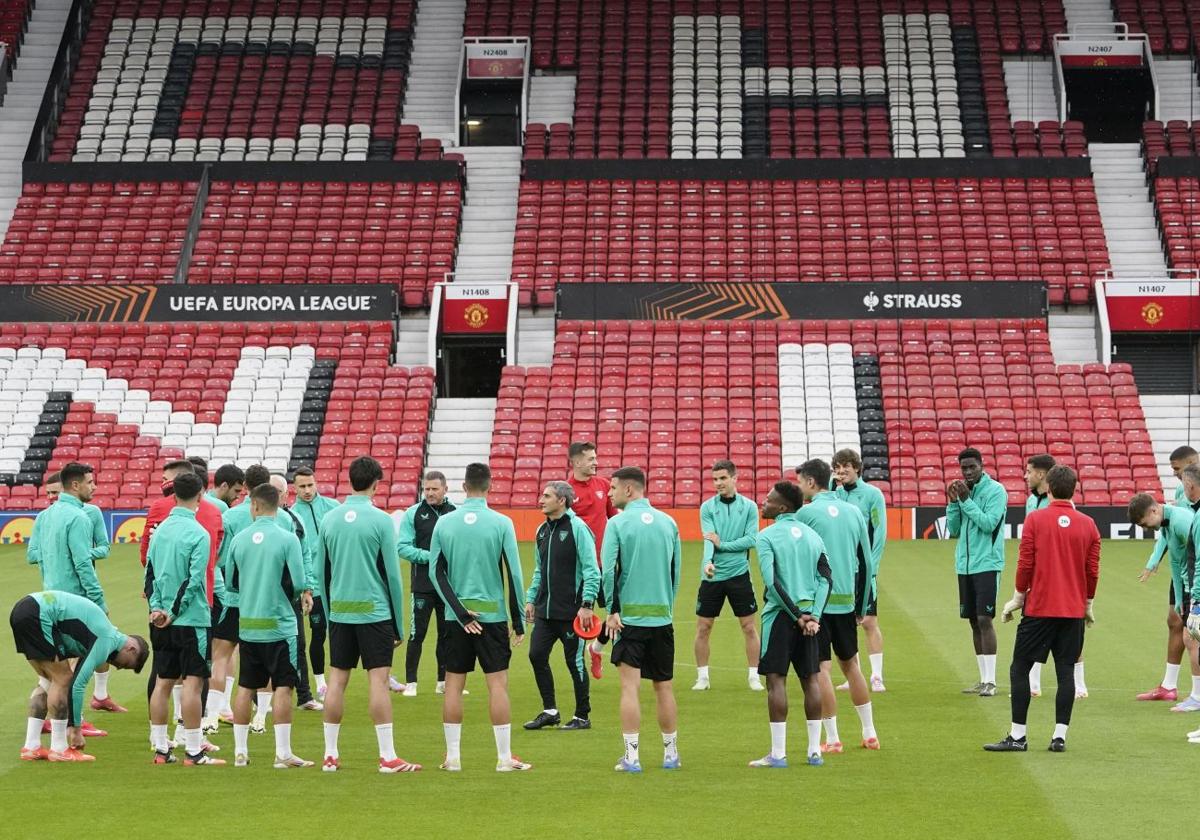 Valverde se dirige a sus jugadores en Old Trafford en el entrenamiento previo a la semifinal de la Europa League contra el Manchester United.