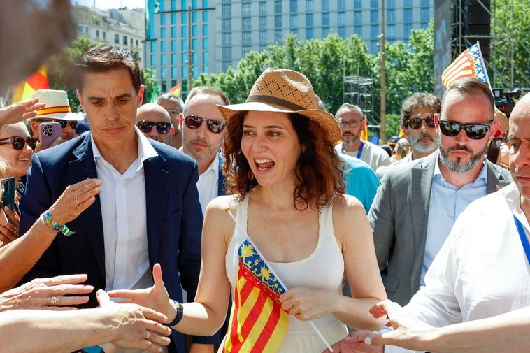 Isabel Díaz Ayuso durante la celebración de la manifestación contra Pedro Sánchez en Madrid este domingo.