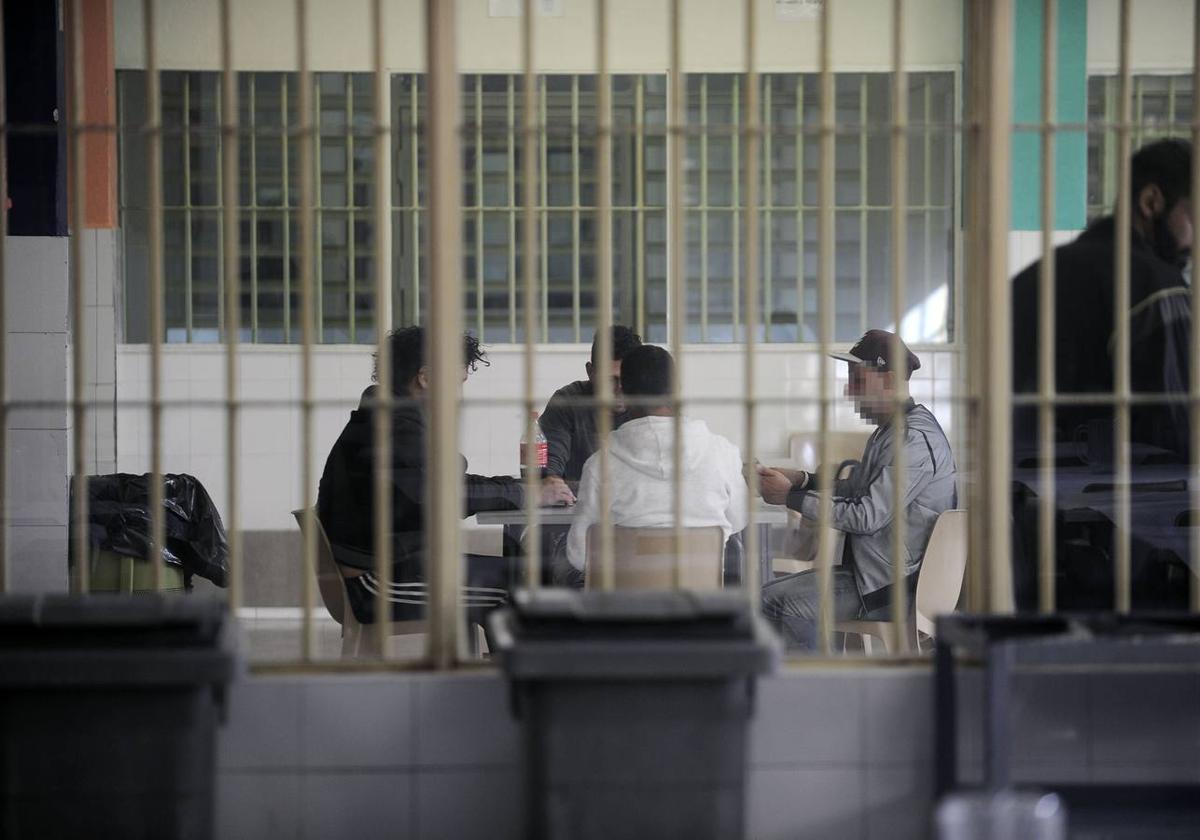 La contención con correas en las cárceles vascas se multiplica por cuatro en dos años